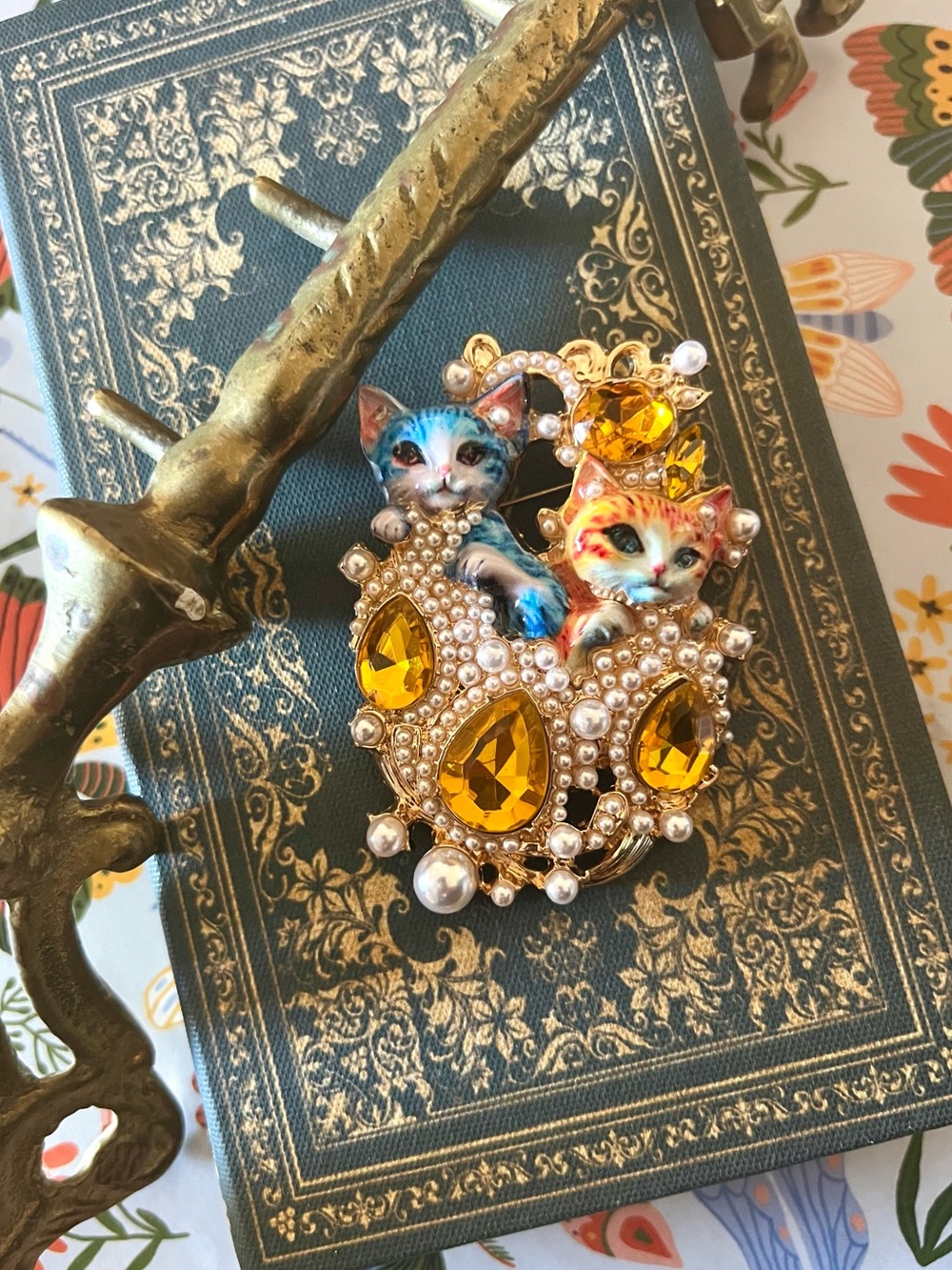 New! The “Feline Besties” Faux Pearl Cat in Basket Rhinestone Brooch Pin